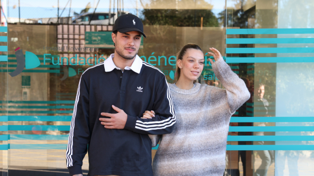 Alejandra Rubio y Carlo Costanzia a la salida del hospital tras dar a luz a su primer hijo. (Foto: Gtres)
