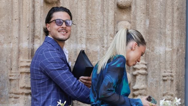 Alejandra Rubio y Carlo Costanzia en la boda de Patricia Sánchez Flores y Javier Millet. (Foto: Gtres)