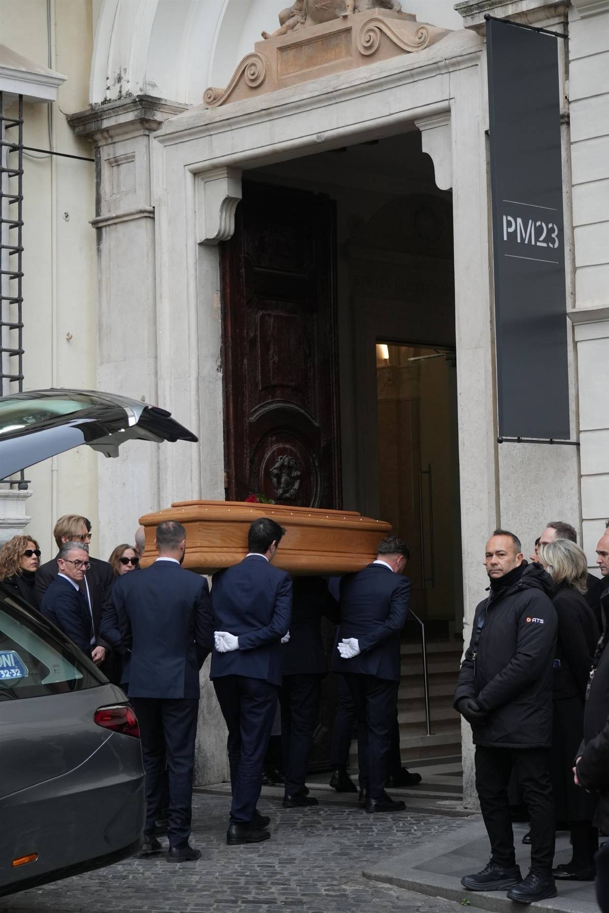 El féretro cruza el umbral de su casa creativa. (Foto: Gtres)