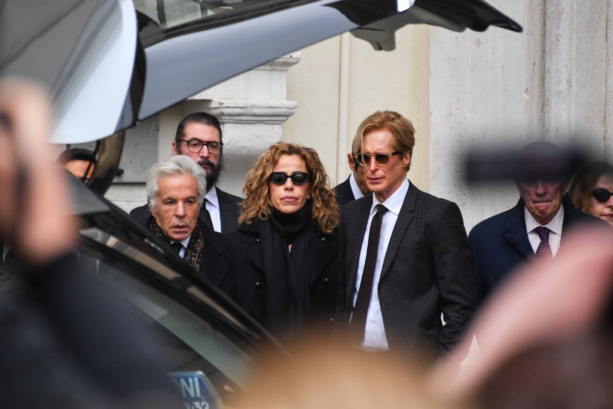 Giancarlo Giammetti, Micaela Calabresi Marconi y Vernon Bruce Hoeksema en la capilla ardiente de Valentino. (Foto: Gtres)