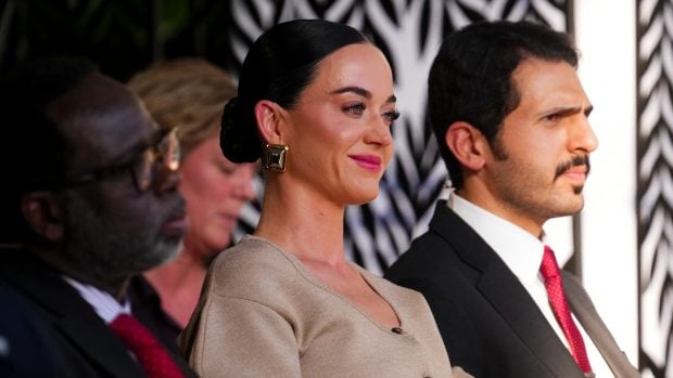 Katy Perry, muy pendiente del discurso de Justin Trudeau. (Foto: Gtres)