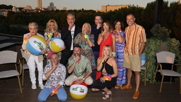 María Patiño junto a los protagonistas de 'Ni que fuéramos'. (Foto: Gtres)