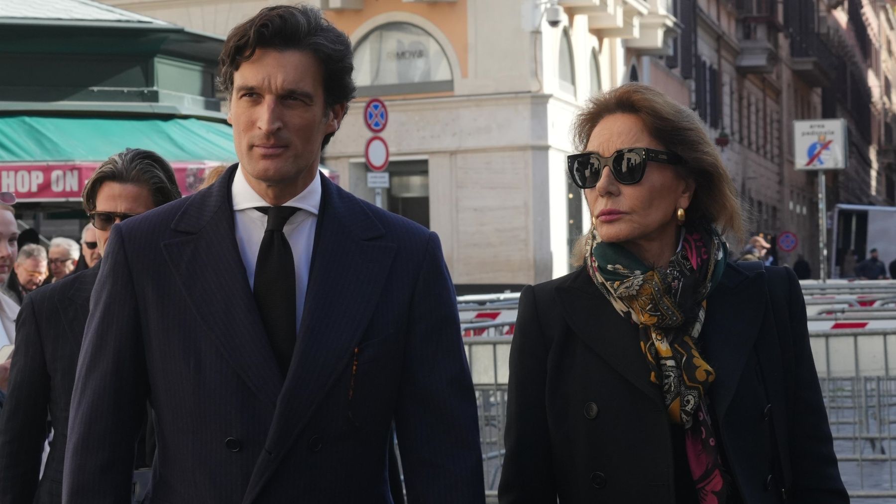 Naty Abascal, rota de dolor en la capilla ardiente de Valentino