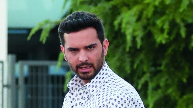 Suso Álvarez saliendo de Telecinco. (Foto: Gtres)