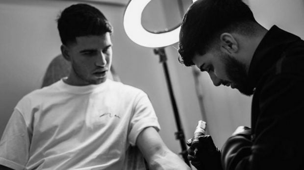 Carlos Alcaraz con su tatuador. (Foto: Instagram)