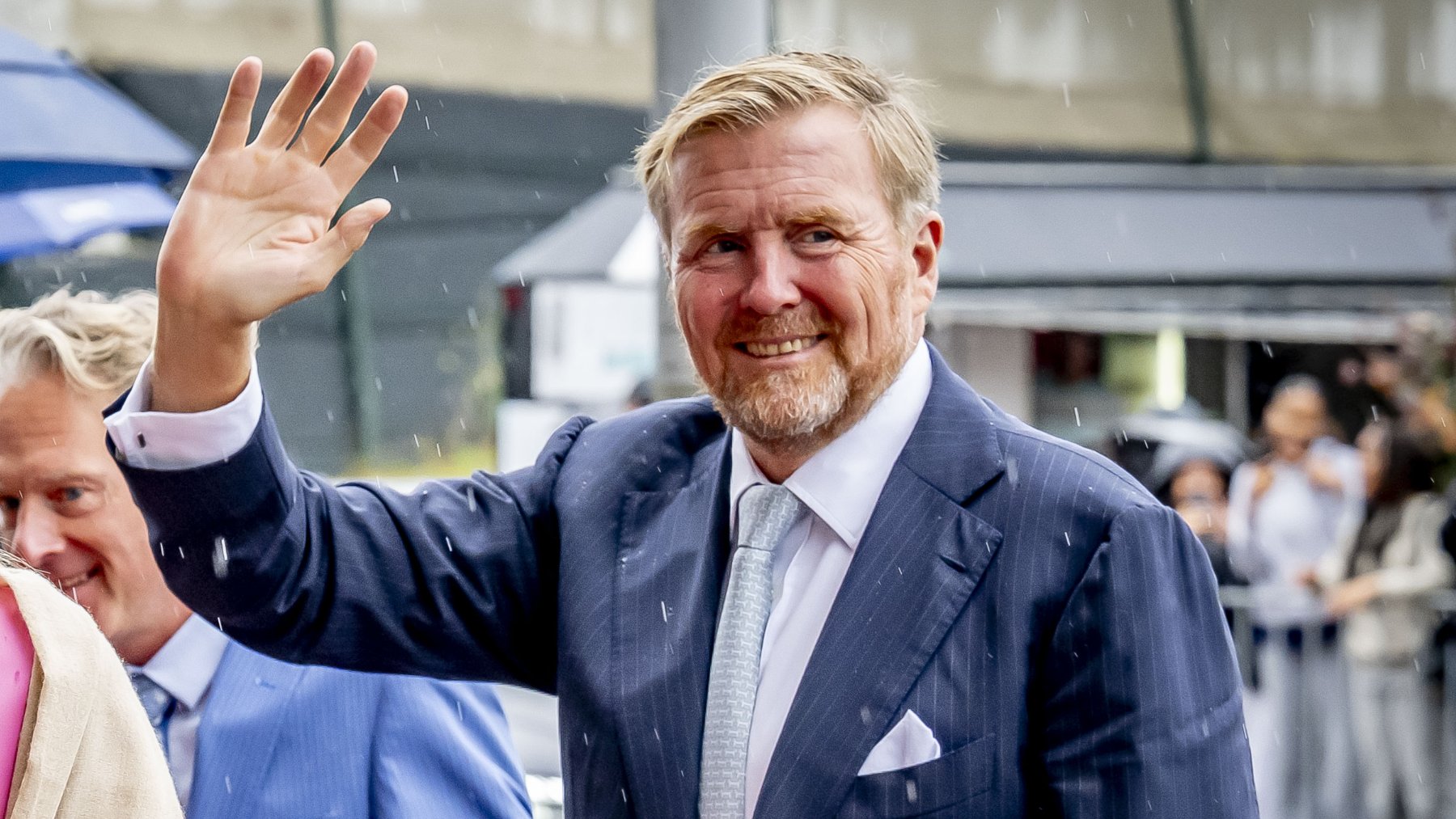 Así paga Guillermo de Holanda un café con su teléfono móvil