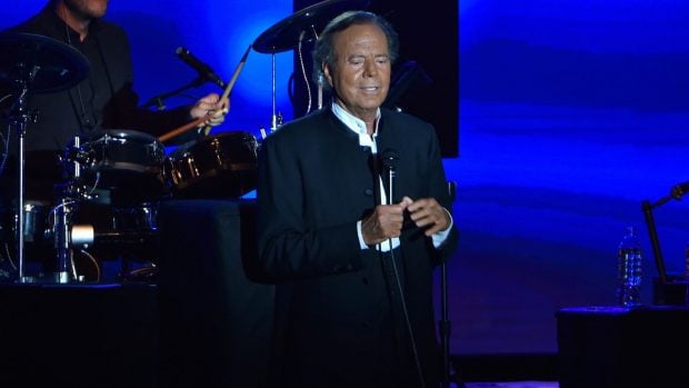 Julio Iglesias en uno de sus conciertos. (Foto: Gtres)