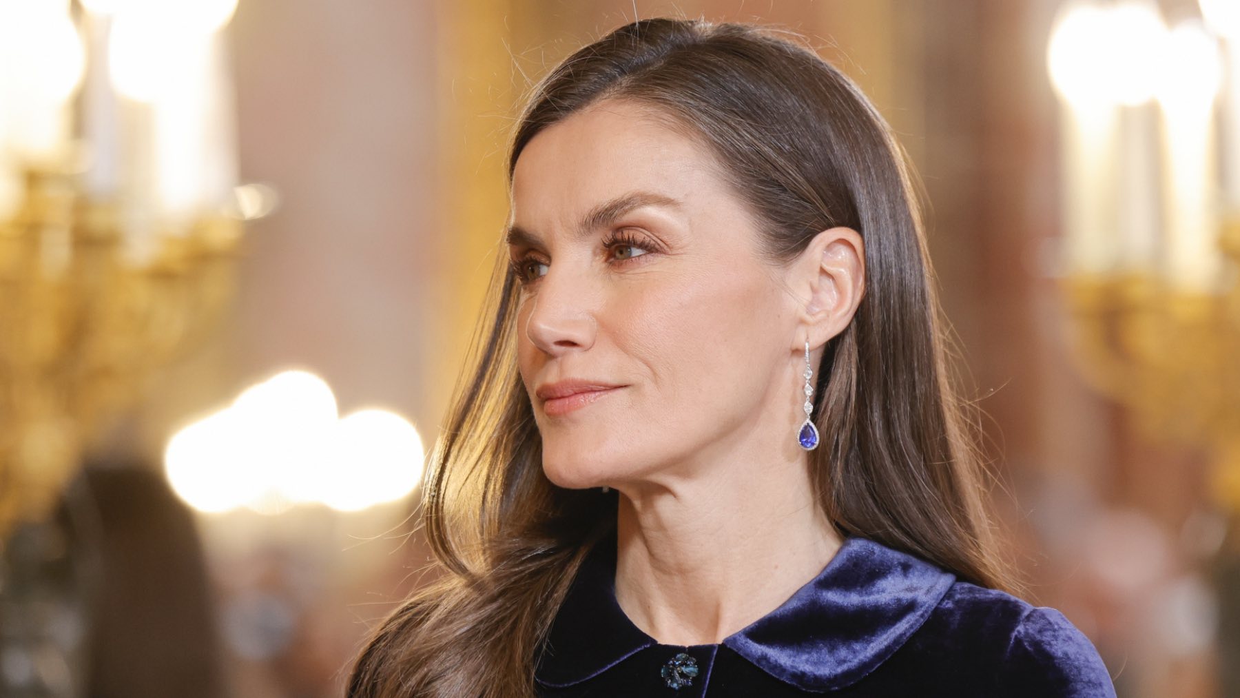 La Reina Letizia saca del armario un traje de Varela de hace ocho años