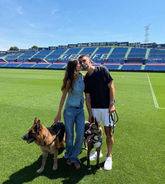 Estela y Juan con sus perros en El Coliseum, estadio del Getafe F.C. (Foto: Instagram)