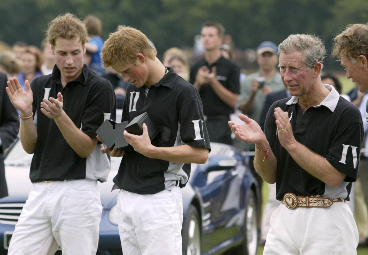Harry, aún adolescente, sostiene un premio tras un partido de polo, flanqueado por el príncipe William y el príncipe Carlos. (Foto: Gtres)