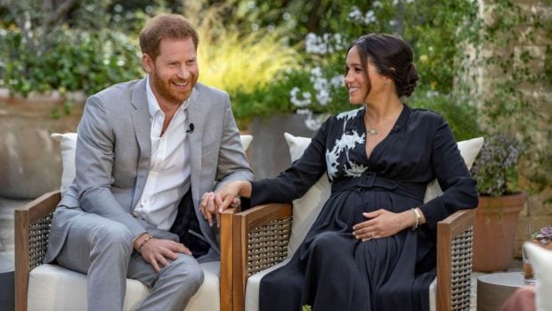 Harry y Meghan durante su entrevista de 2021. (Foto: BBC)