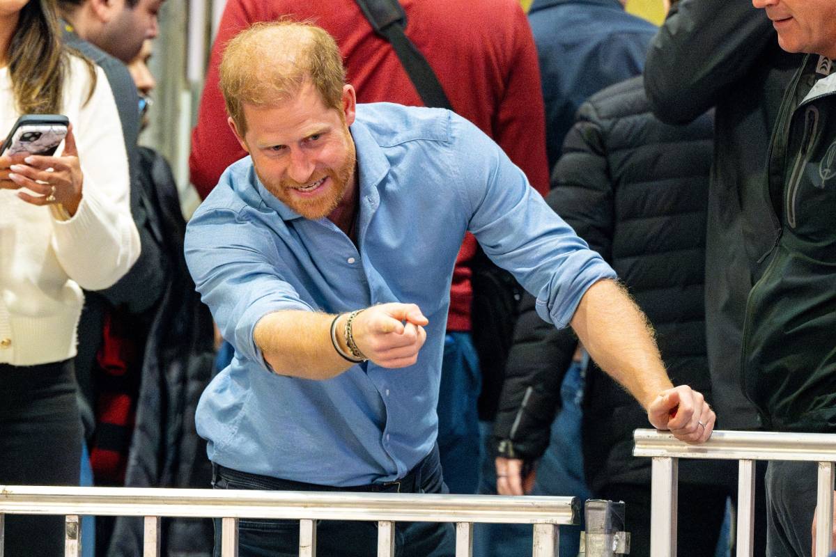 El príncipe Harry saluda al público durante un acto en los Juegos Invictus. (Foto: Gtres)