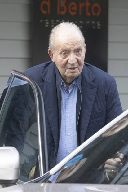 Juan Carlos I en el centro de Madrid. (Foto: Gtres)