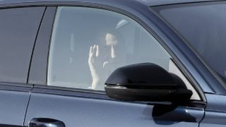 Juan Carlos I en el interior de un coche. (Foto: Gtres)