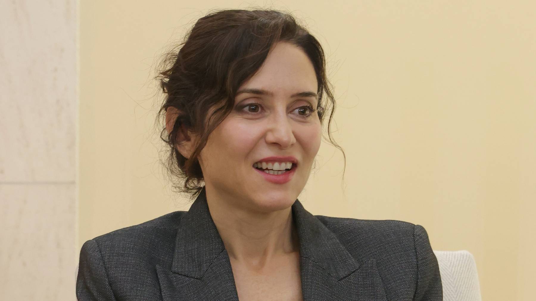 Ayuso y su outfit de autoridad al recibir a Soria, el alpinista que conquistó el Manaslu a los 86 años