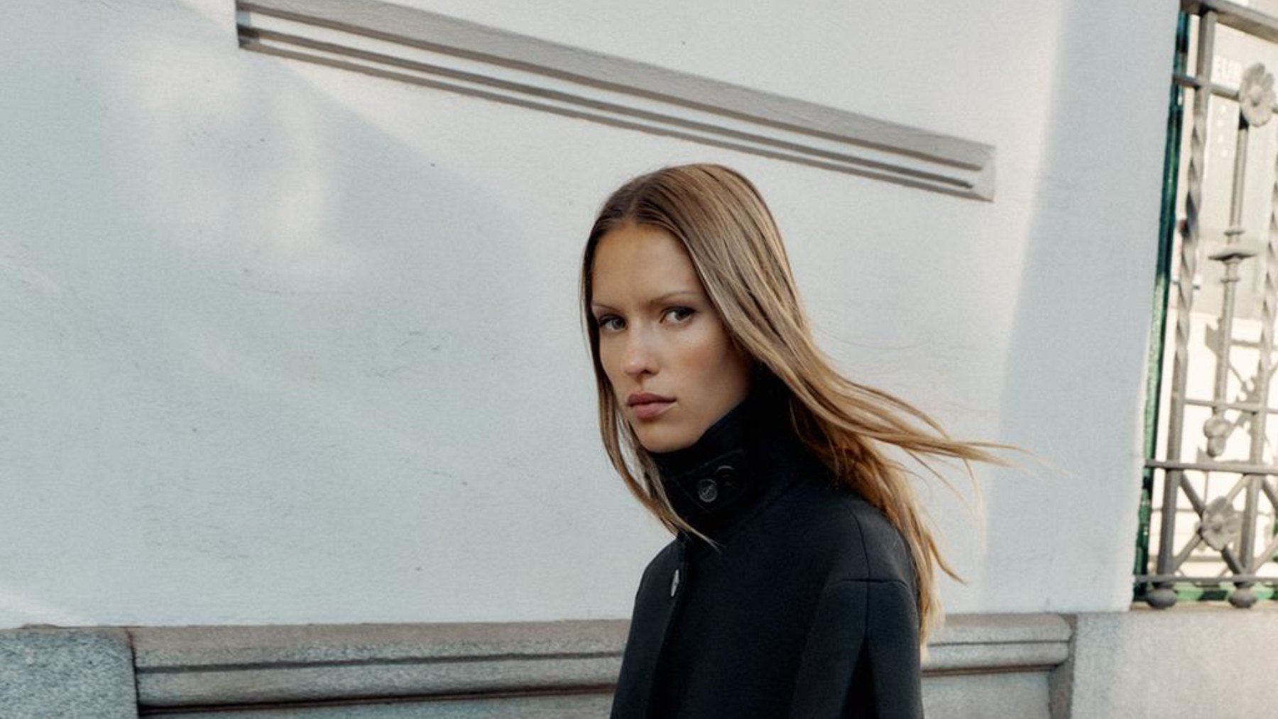 Ser bajita ya no es un problema: Zara tiene el abrigo que alarga la figura y combina con todas las tendencias de la temporada