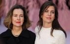Carlota Casiraghi y Carole Bouquet en el desfile de Chanel. (Foto: Gtres)
