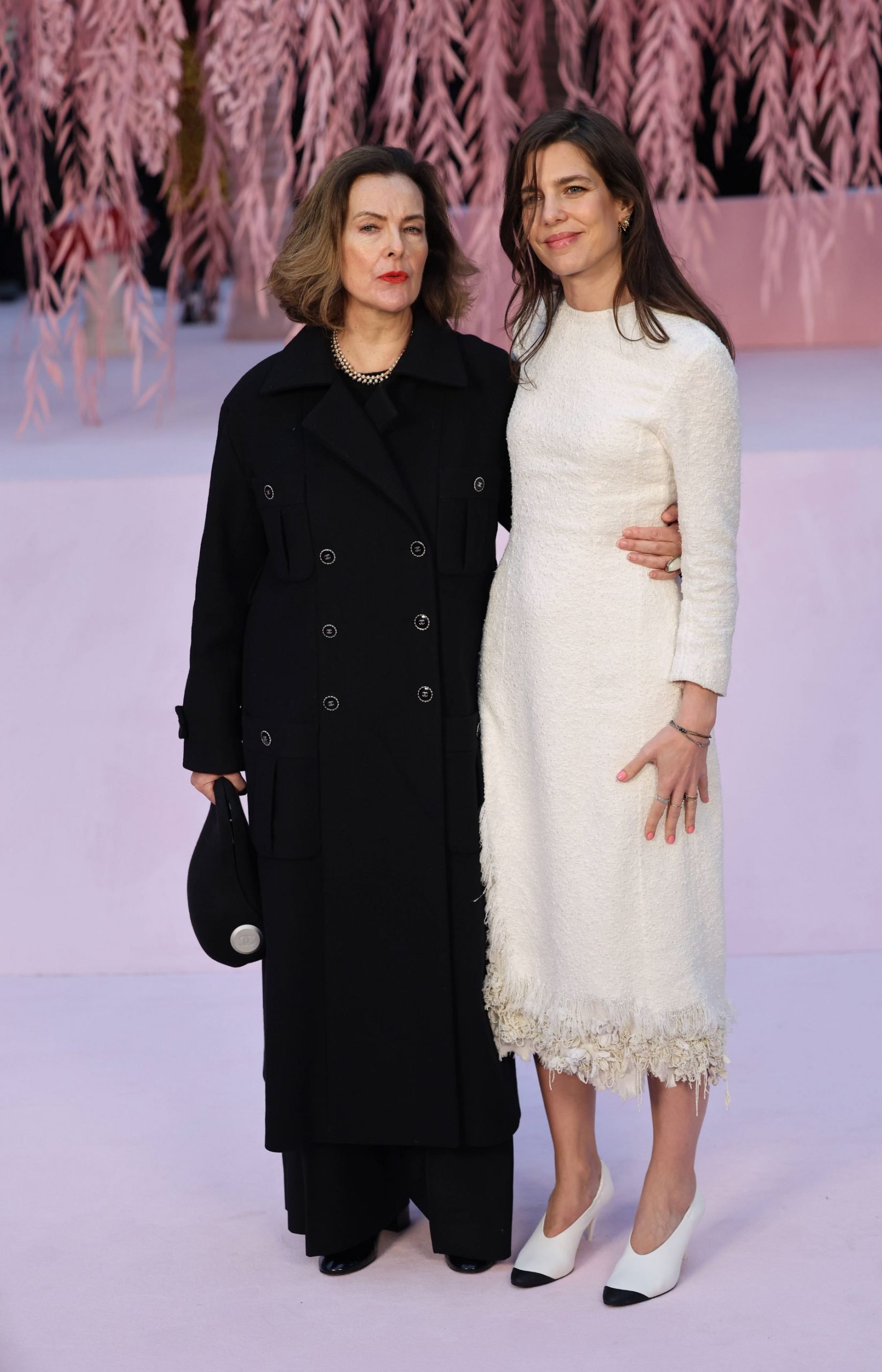 Carlota Casiraghi y Carole Bouquet en el desfile de Chanel. (Foto: Gtres)