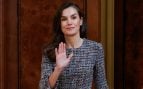 Letizia recibe a parte de la directiva de la MBFWM. (Foto: Gtres)