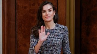 Letizia recibe a parte de la directiva de la MBFWM. (Foto: Gtres)