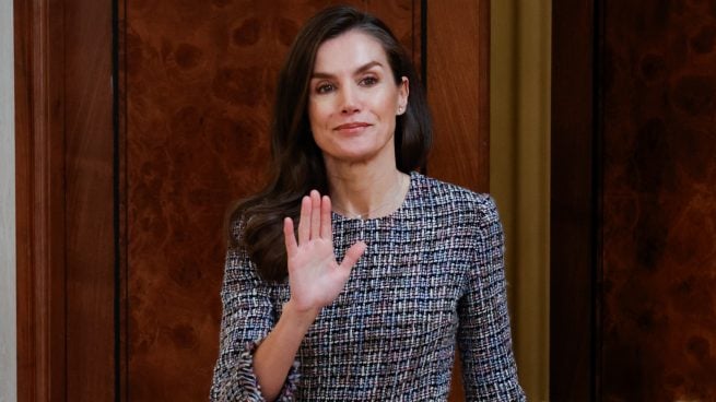 Letizia recibe a parte de la directiva de la MBFWM. (Foto: Gtres)