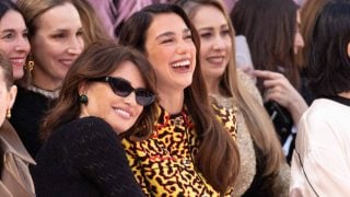 Penélope Cruz y Dua Lipa en el desfile de Chanel en París. (Foto: Gtres)