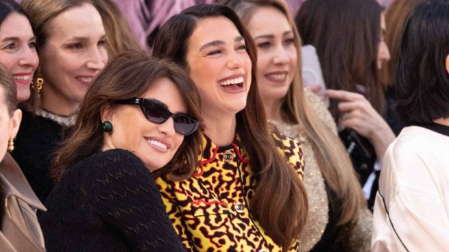 Penélope Cruz y Dua Lipa en el desfile de Chanel en París. (Foto: Gtres)
