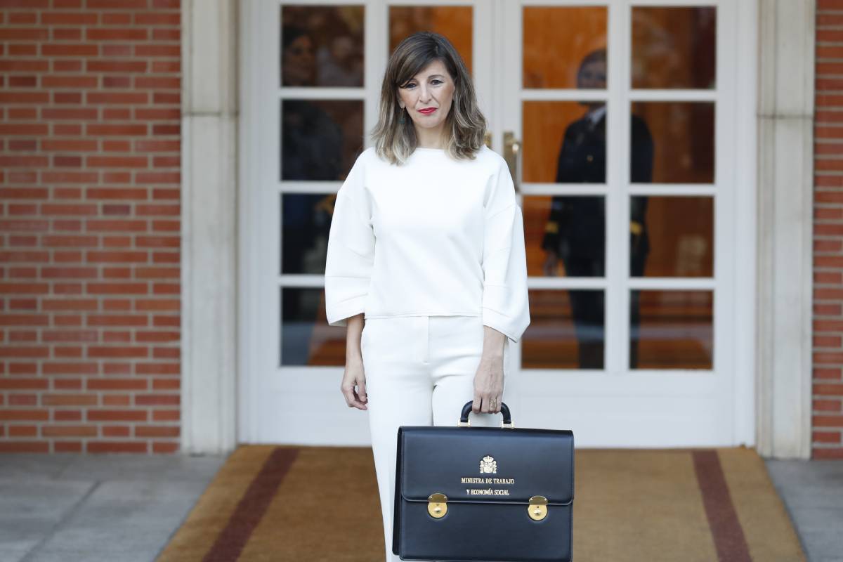 Yolanda Díaz llega a una reunión del Consejo de Ministros en el Palacio de la Moncloa en 2020. (Foto: Gtres)