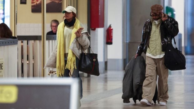 Gloria Camila y Álvaro García. en el aeropuerto. (Foto: Gtres)