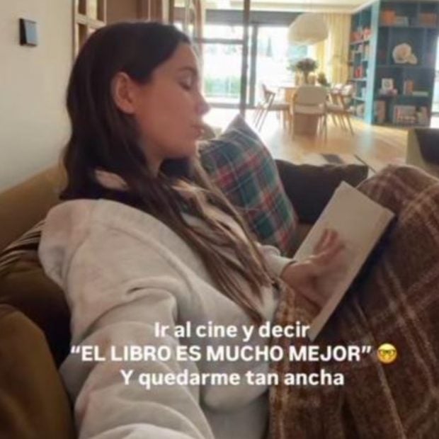 María Pombo comienza a leer un libro tras su polémica con la lectura. (Foto: Redes Sociales)