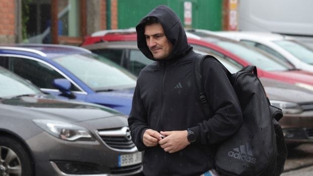 Iker Casillas paseando por la calle. (Foto: Gtres)