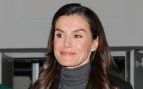 El truco de la Reina Letizia para convertir el look de oficina en una herramienta contra el temporal
