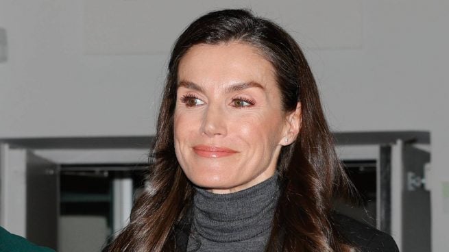 El truco de la Reina Letizia para convertir el look de oficina en una herramienta contra el temporal