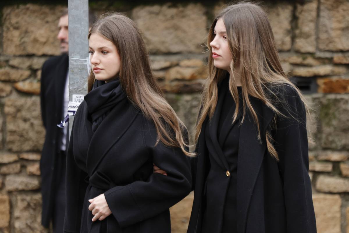 La princesa Leonor de Borbón y la infanta Sofía de Borbón durante el funeral de Irene de Grecia en Madrid. (Foto: Gtres)