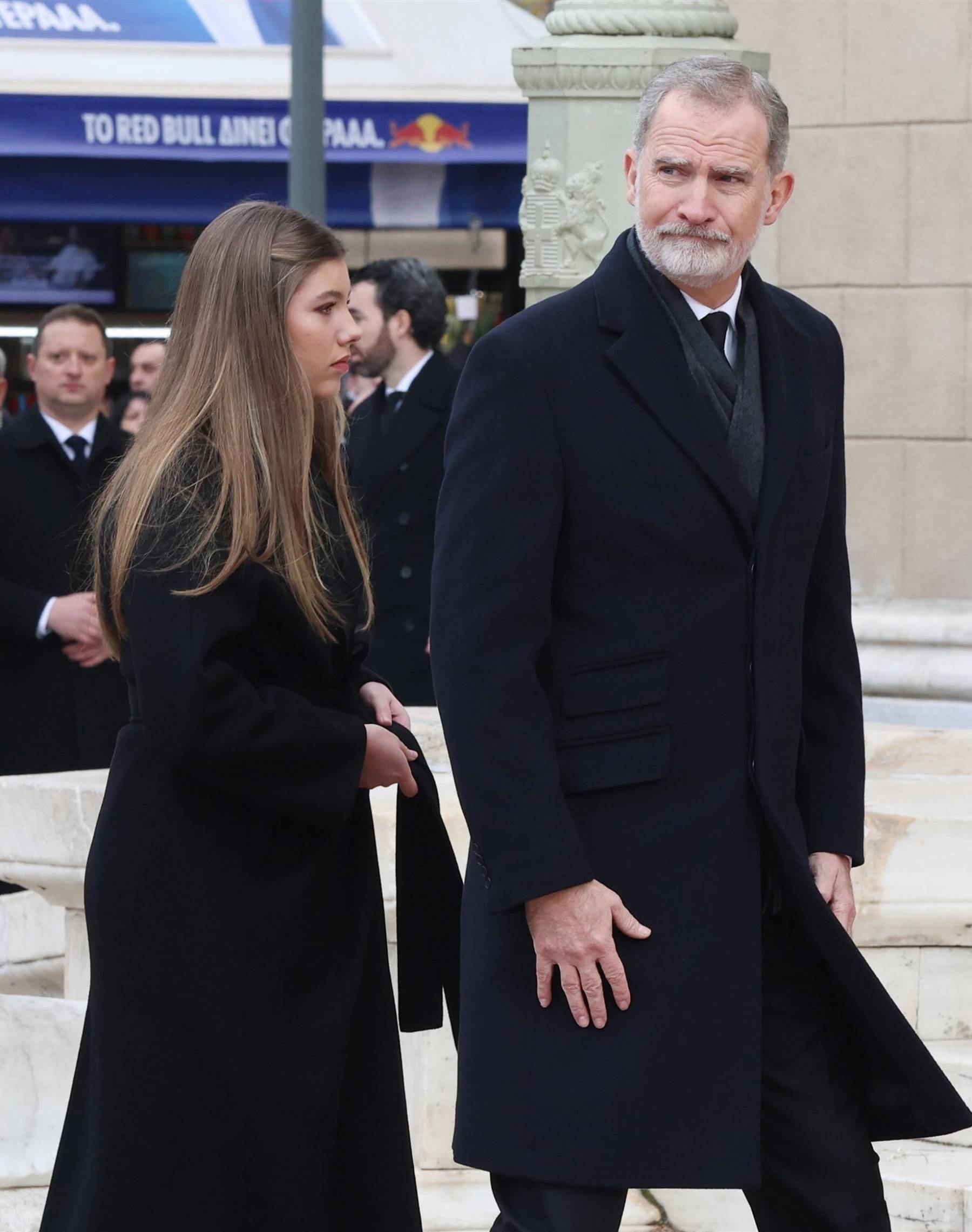 El Rey Felipe y la infanta Sofía en un funeral. (Foto: Gtres)