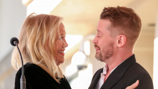 Macaulay Culkin con Catherine O’Hara. (Foto: Gtres)
