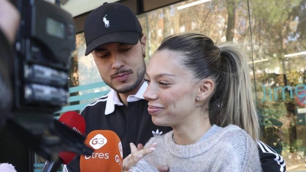 Alejandra Rubio y Carlo Costanzia atendiendo a la prensa. (Foto: Gtres)