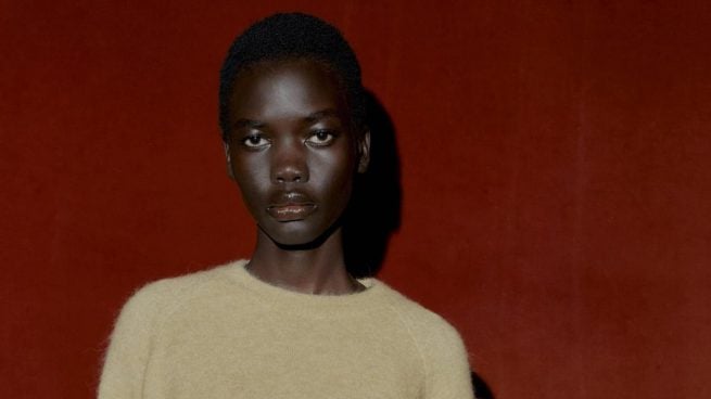 El jersey más elegante y del color más bonito que has visto está de rebajas en Zara: aún quedan tallas pero se agotará