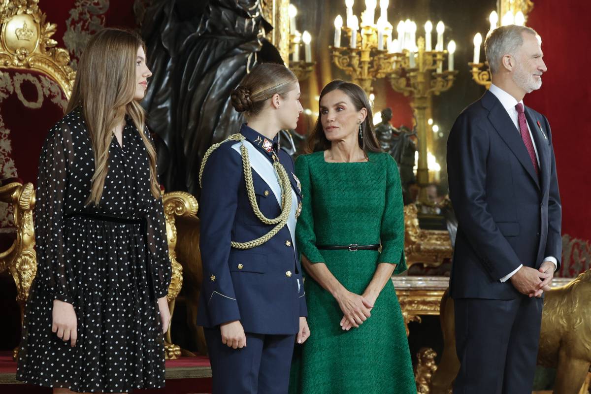 La familia real española durante un acto oficial en el Palacio Real. (Foto: Gtres)