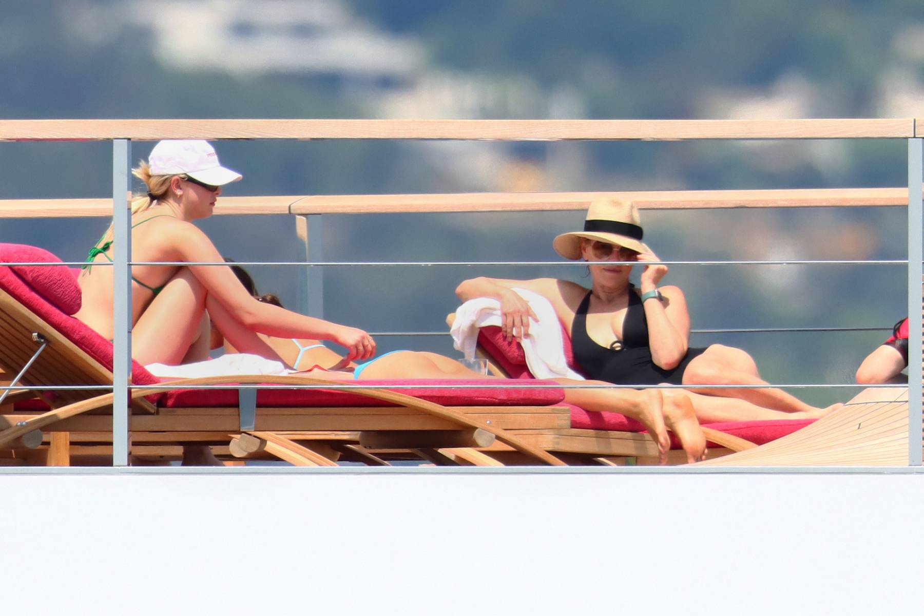 Laurene Powell Jobs y su hija Eve durante unas vacaciones. (Foto: Gtres)