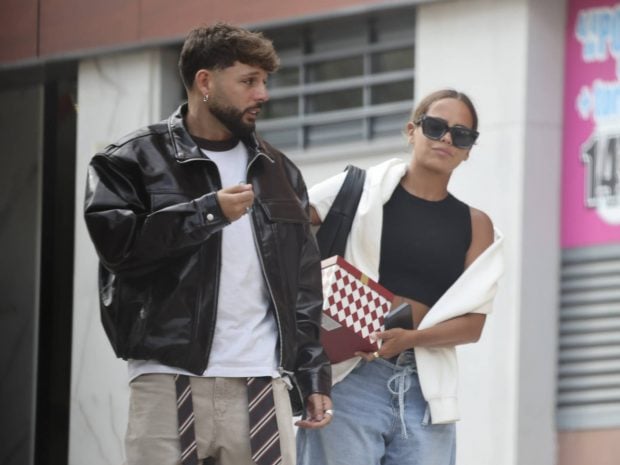 Gloria Camila y Álvaro García en plena calle. (Foto: Gtres)