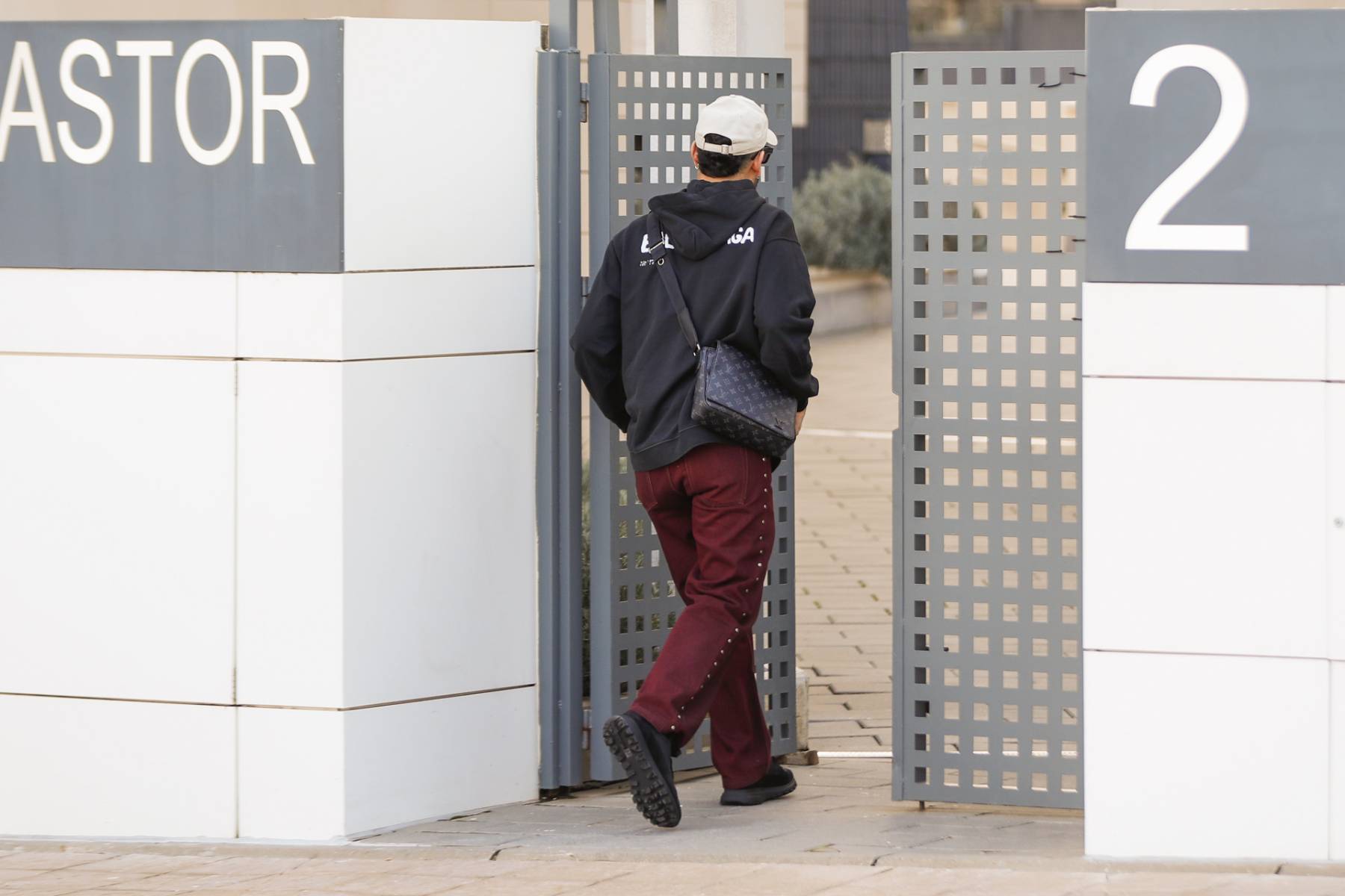 Manuel Cortés entrando en una vivienda. (Foto: Gtres)