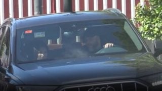 Kiko Rivera y Lola García en el interior de un coche. (Foto: Gtres)