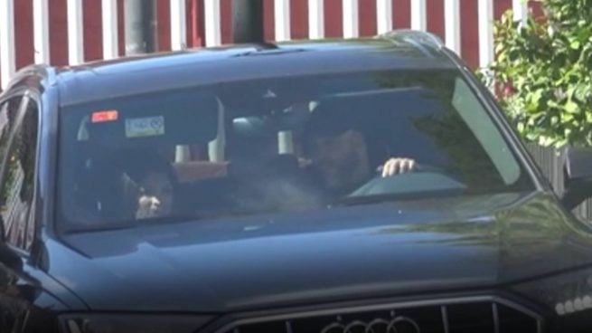Kiko Rivera y Lola García en el interior de un coche. (Foto: Gtres)