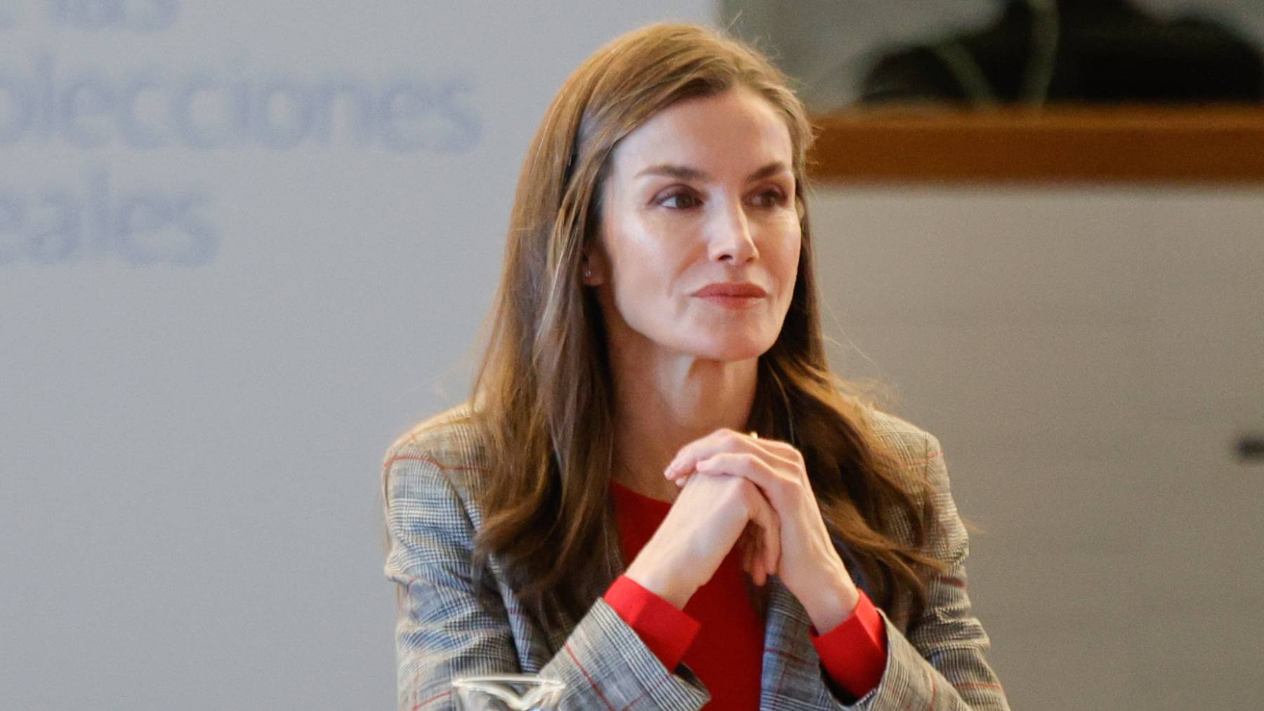 La Reina Letizia frente al Patronato de las Colecciones Reales: de rojo España y con un diamante eco