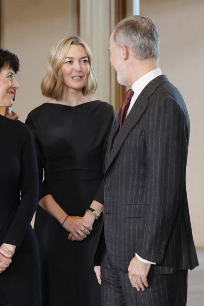 Marta Ortega hablando con el Rey Felipe. (Foto: Gtres)