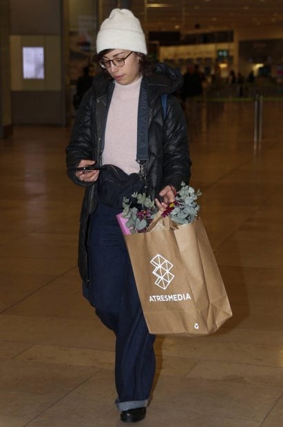 Rosa Rodríguez en el aeropuerto. (Foto: Gtres)