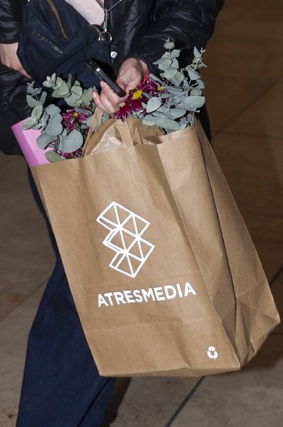 La bolsa de Rosa Rodríguez con el logo de Atresmedia. (Foto: Gtres)