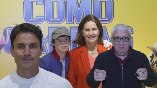 Montaje de Álex González, Roscón, Samantha Vallejo-Nágera y Leo Harlem en el photocall de 'Como cabras'. (Fotos: Gtres)