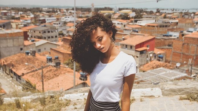 Ni ondas ni corte de pelo bob: la tendencia 'bare hair' es la que más rejuvenece a las mujeres +50